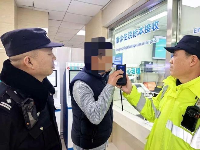 ��Ϧ����ײ�ﱨ��ָʾ����ײ��__����һ���ӳ�Ϧҹ�������ƿ���ʱ��С��ײ����̳��ָʾ�ƣ����������Σ�ռ�ʻ�ﱻ�У�