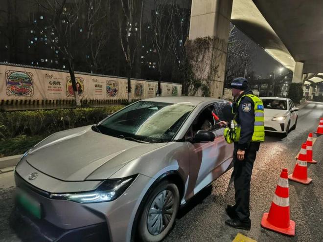 ��Ϧ����ײ�ﱨ��ָʾ����ײ��__����һ���ӳ�Ϧҹ�������ƿ���ʱ��С��ײ����̳��ָʾ�ƣ����������Σ�ռ�ʻ�ﱻ�У�