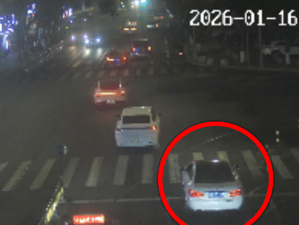 _����һ���ӳ�Ϧҹ�������ƿ���ʱ��С��ײ����̳��ָʾ�ƣ����������Σ�ռ�ʻ�ﱻ�У�_��Ϧ����ײ�ﱨ��ָʾ����ײ��