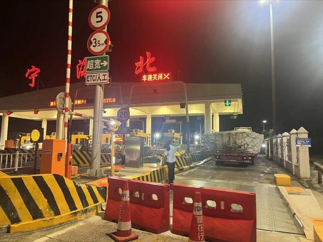 _����һ���ӳ�Ϧҹ�������ƿ���ʱ��С��ײ����̳��ָʾ�ƣ����������Σ�ռ�ʻ�ﱻ�У�_��Ϧ����ײ�ﱨ��ָʾ����ײ��