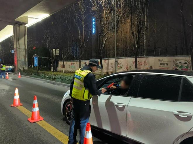 ��Ϧ����ײ�ﱨ��ָʾ����ײ��__����һ���ӳ�Ϧҹ�������ƿ���ʱ��С��ײ����̳��ָʾ�ƣ����������Σ�ռ�ʻ�ﱻ�У�