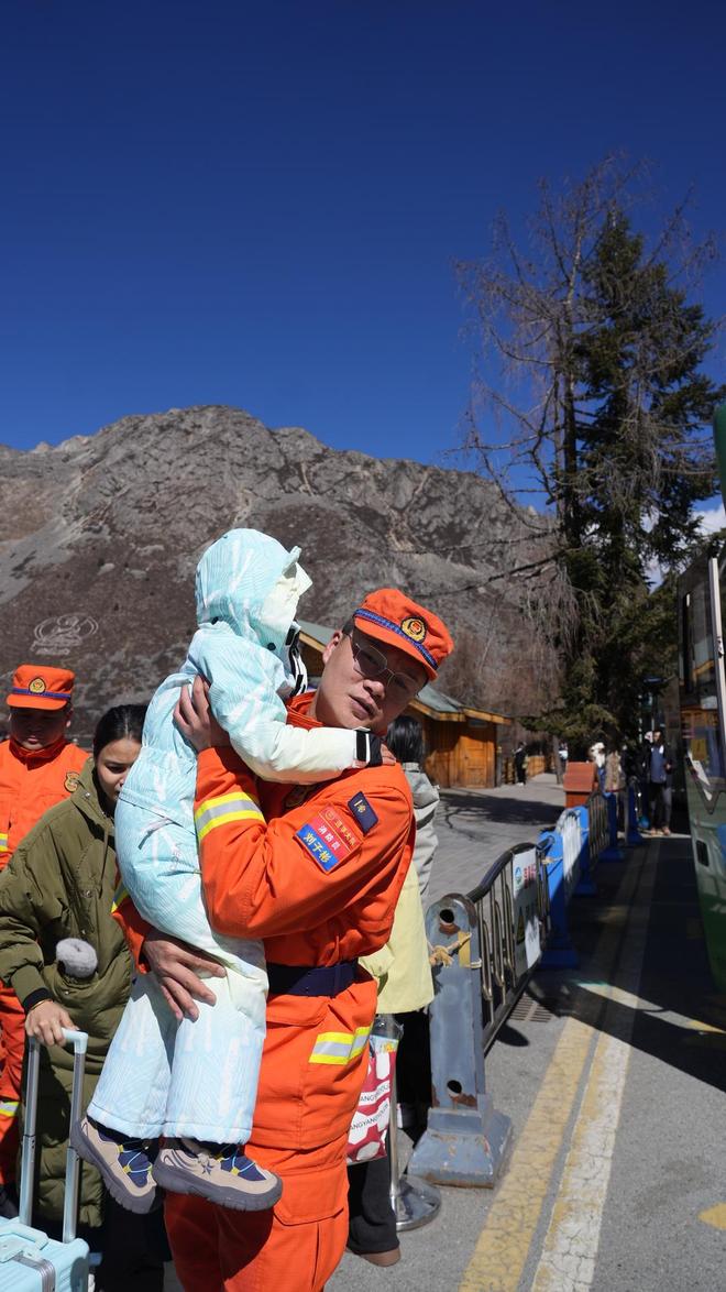 �㶫һ�Լ��Ŷ��ڿ������գ�һŮ��ˤ�ˣ���