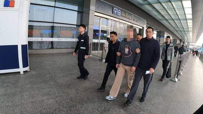 _�������2700���ף��Ϻ�һ��Ӱ�������ڷɡ����˻�50��α�ץ_�������2700���ף��Ϻ�һ��Ӱ�������ڷɡ����˻�50��α�ץ