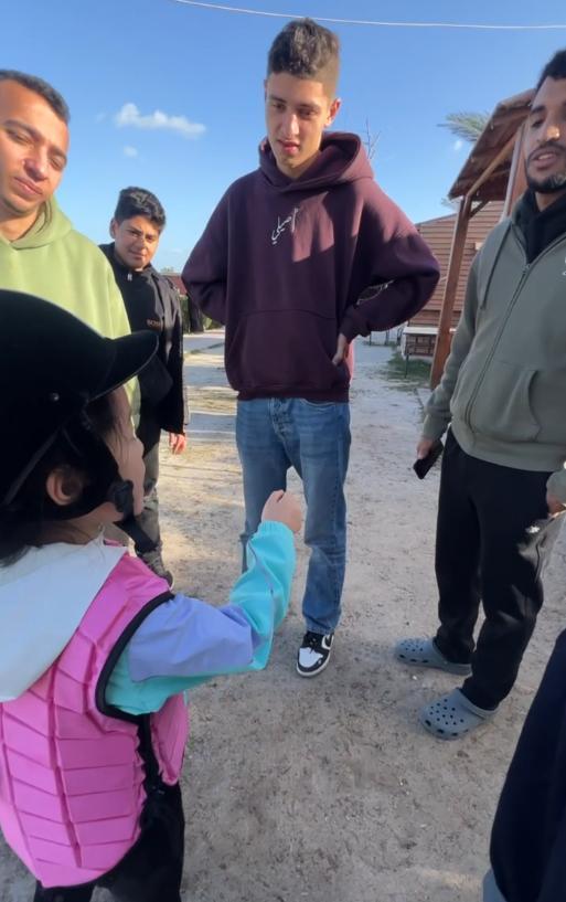 9�����Ů���ڰ����Ӣ�����ά