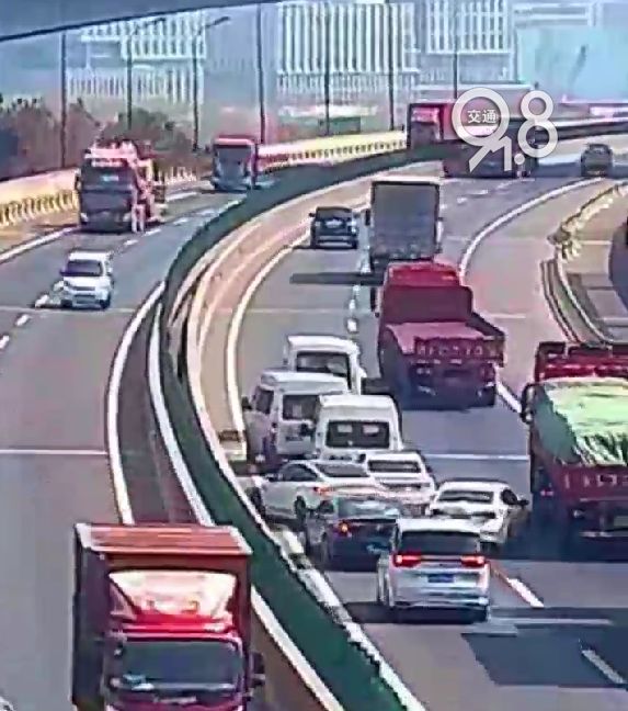 ����һС���ڸ��ٹ�·��100�룬ͻȻ�ӵ�İ���˵绰ֱ���ſޣ��㳵��û�ˣ�__����һС���ڸ��ٹ�·��100�룬ͻȻ�ӵ�İ���˵绰ֱ���ſޣ��㳵��û�ˣ�