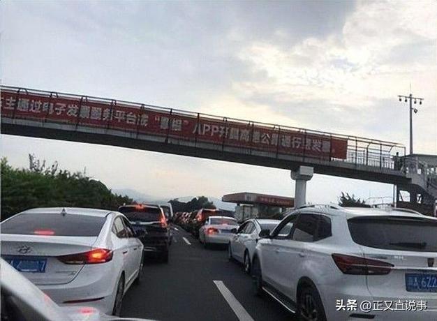 ����һС���ڸ��ٹ�·��100�룬ͻȻ�ӵ�İ���˵绰ֱ���ſޣ��㳵��û�ˣ�_����һС���ڸ��ٹ�·��100�룬ͻȻ�ӵ�İ���˵绰ֱ���ſޣ��㳵��û�ˣ�_