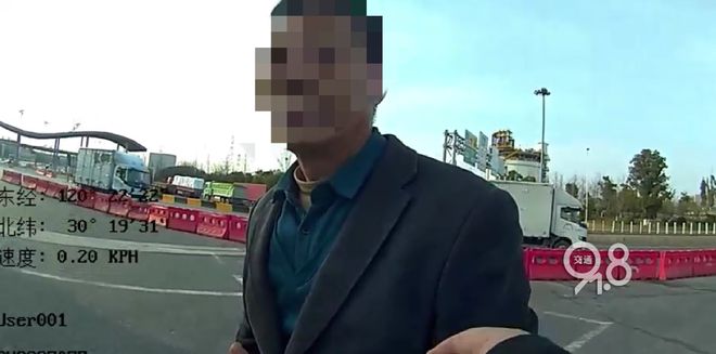 _����һС���ڸ��ٹ�·��100�룬ͻȻ�ӵ�İ���˵绰ֱ���ſޣ��㳵��û�ˣ�_����һС���ڸ��ٹ�·��100�룬ͻȻ�ӵ�İ���˵绰ֱ���ſޣ��㳵��û�ˣ�