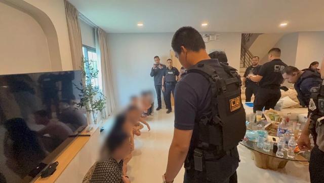 19��Ů���ԳƱ�������կҪ���ˡ��ּ顱��������11�򣬾���������¶������ͬ��4����Ƿ��뾳���У����׻�ӦŮ�������;���Ժ_19��Ů���ԳƱ�������կҪ���ˡ��ּ顱��������11�򣬾���������¶������ͬ��4����Ƿ��뾳���У����׻�ӦŮ�������;���Ժ_