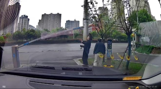 ��ɳŮ�����ŵ�բ���У���С��ͨ�б�̧�˴�����˭����__��ɳŮ�����ŵ�բ���У���С��ͨ�б�̧�˴�����˭����