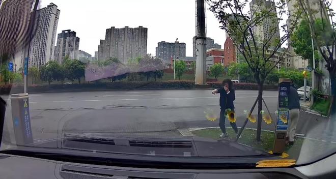 ��ɳŮ�����ŵ�բ���У���С��ͨ�б�̧�˴�����˭����__��ɳŮ�����ŵ�բ���У���С��ͨ�б�̧�˴�����˭����