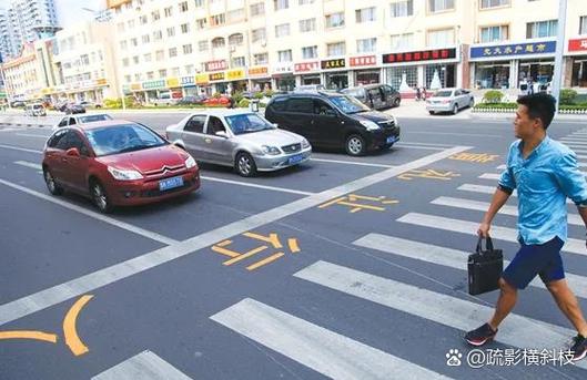 С���ﳵ�����ų��£�ײ��ͣ�ڰ������ϵĳ�������ʦ����������뺢�Ӽ໤�˾�������__С���ﳵ�����ų��£�ײ��ͣ�ڰ������ϵĳ�������ʦ����������뺢�Ӽ໤�˾�������